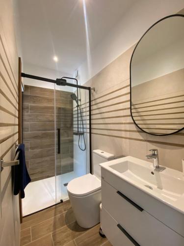 une salle de bain avec toilettes, lavabo et miroir dans l'établissement Villa vue mer à 300m du centre ville de Porto-Vecchio, à Porto-Vecchio