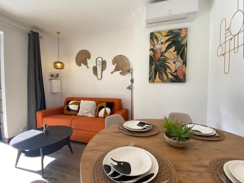 un salon avec une table et un canapé dans l'établissement Villa vue mer à 300m du centre ville de Porto-Vecchio, à Porto-Vecchio