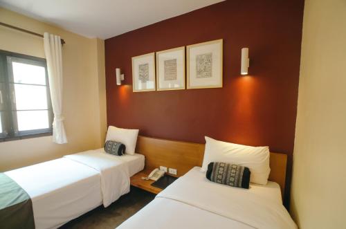 a hotel room with two beds and a telephone at Lilu Pai in Pai