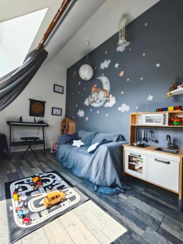 une chambre d'enfant avec un lit et un bureau dans l'établissement O coeur des Monts et Merveilles, à Wormhout