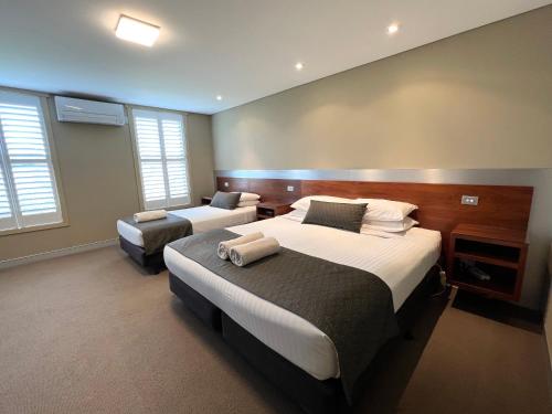 Postel nebo postele na pokoji v ubytování Seacombe House Motor Inn Port Fairy