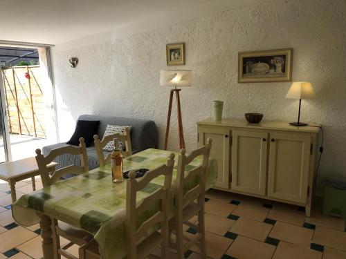 une salle à manger avec une table et des chaises et une chambre avec une table dans l'établissement La cigale verte a callian, à Callian