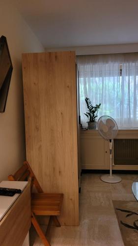 Cette chambre dispose d'un bureau et d'une fenêtre avec un ventilateur. dans l'établissement Studio, à Cannes