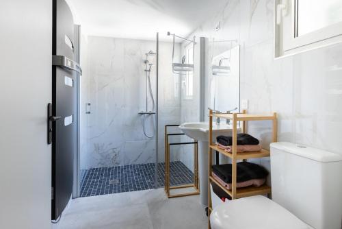 une salle de bain avec une douche, un lavabo et des toilettes dans l'établissement SmartStay Mas Les Cedres - Proche Isle-sur-la-Sorgue, à Lagnes