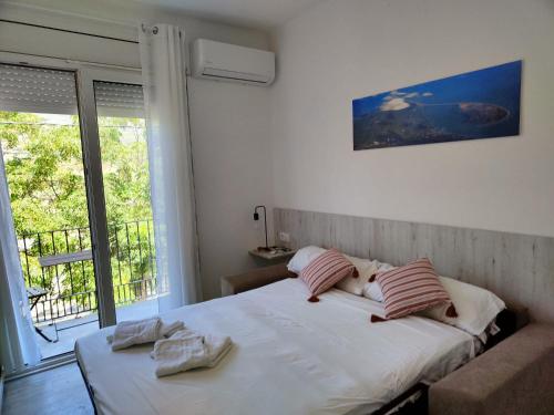 a bed with two pillows on it in a bedroom at Bahía de Montecarlo in Alcanar