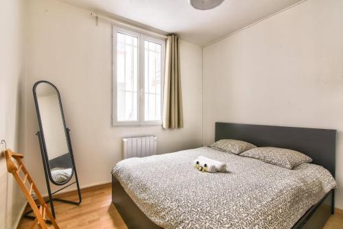 une chambre avec un lit avec un ours en peluche dessus dans l'établissement GuestReady - Cosy Apartment in Le Marais, à Paris