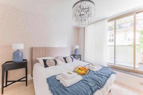 - une chambre avec un lit, des serviettes et des fruits dans l'établissement Cosy apartment ac balcony - 1BR-4P - Eiffel Tower, à Paris