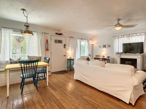 Voodi või voodid majutusasutuse ~ Fish Cottage ~ NSB Sanctuary Pool Courtyard View Coronado Arms B11 toas