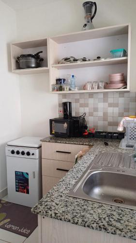 Cuisine ou kitchenette dans l'établissement Modern 3-Bedroom Apartment with Gym, Pool and Basketball Court in Buxton Point, Mombasa
