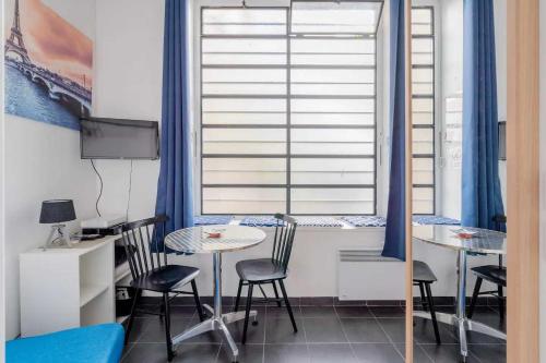 une pièce avec une table, des chaises et une fenêtre dans l'établissement Authentic studio - 2P - Gare de l'Est, à Paris