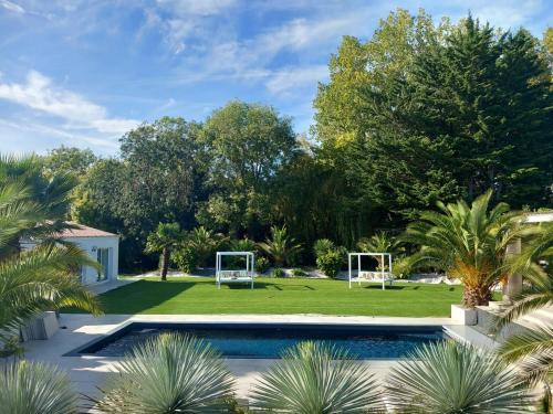 une piscine avec deux buts de football dans une cour dans l'établissement Villa Victoria, à Marennes