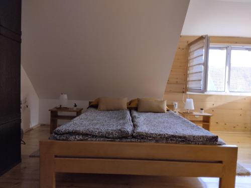 Una cama o camas en una habitación de Viktorija