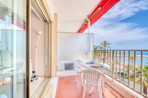 un balcon avec une table et des chaises et l'océan dans l'établissement Garavan Studio 13 - Happy Rentals, à Menton