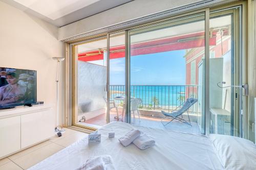 une chambre avec un lit et une vue sur l'océan dans l'établissement Garavan Studio 13 - Happy Rentals, à Menton