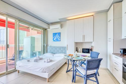 une chambre avec un lit, une table et des chaises dans l'établissement Garavan Studio 13 - Happy Rentals, à Menton