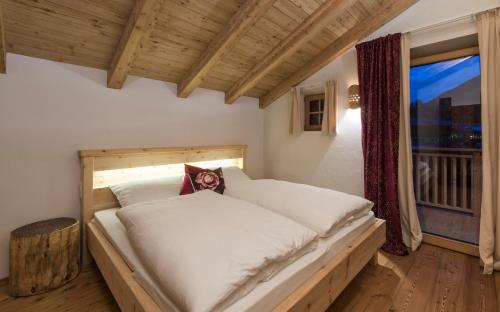 a large bed in a room with a window at Maurlechnhof in Lutago