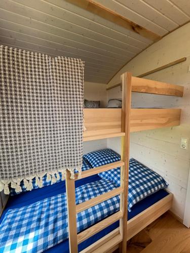 a bedroom with two bunk beds in a cabin at Tiny House - Zwetschge in Wald