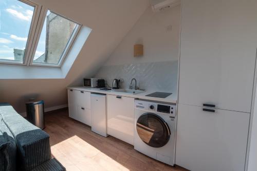 une cuisine avec une machine à laver et un évier dans l'établissement Reims Hyper Centre Cathédrale, à Reims