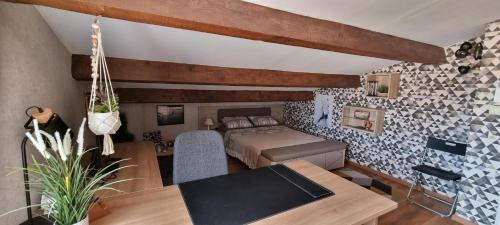 a bedroom with a bed and a desk in a room at Villa accueillante entre Aix et Marseille in Vitrolles