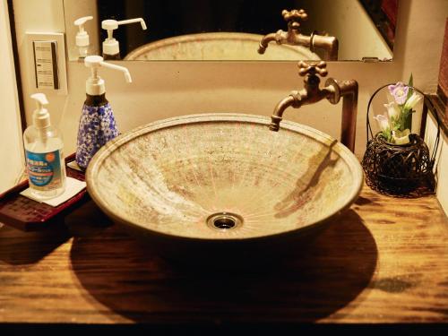 a bathroom counter with a sink and a mirror at 以久波別邸虎屋 in Ukiha