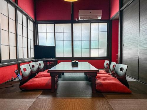 a conference room with a table and chairs at TRAVELERZYOKOHAMA - Vacation STAY 10531v in Yokohama