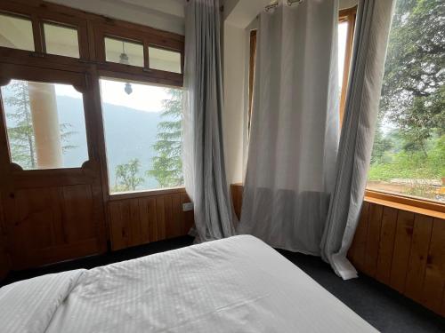 The ISISINGA - A Forest Retreat In Mountainsにあるベッド