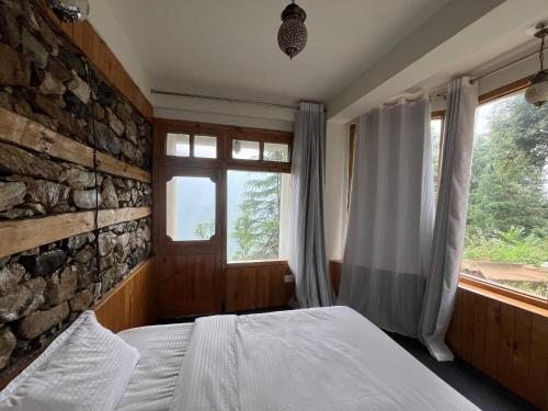 The ISISINGA - A Forest Retreat In Mountainsにあるベッド