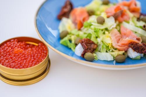 Makanan di atau berdekatan hotel