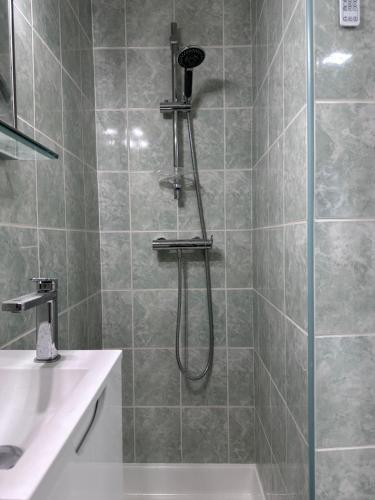 une douche avec pommeau de douche dans une salle de bain dans l'établissement Studio en coeur de village, à Frontignan