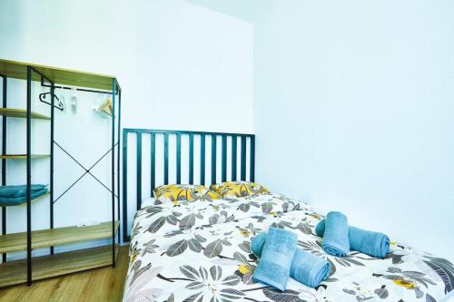 - un lit avec des oreillers bleus dans l'établissement BM-0 Appartement chaleureux F2 au RDC à Mulhouse - 1 à 4 pers, à Mulhouse