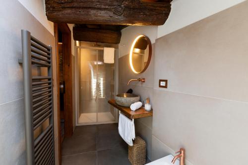 ein Badezimmer mit Waschbecken, Toilette und Spiegel in der Unterkunft Podere Giusto in Pratovecchio