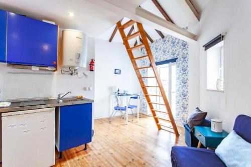 Alfama I, eco-penthouse with view & french balcony