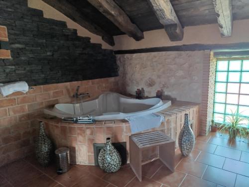 Ένα μπάνιο στο Casa Rural Teruel Alfambra LA DESHILLA