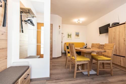 Una cocina y un comedor con mesa y sillas. en Ferienwohnung Josef Kracher, en Apetlon
