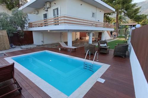 House with a pool, 2' from the beach