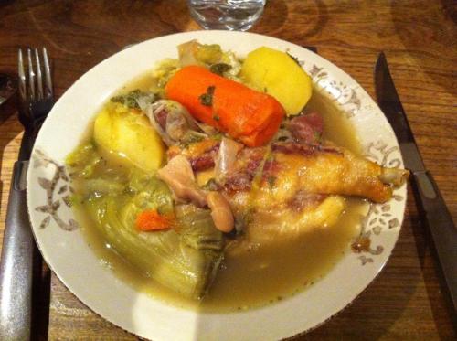 une plaque blanche de nourriture avec des carottes et d'autres légumes dans l'établissement Gîtes Au Chant des Marmites, à Saint-Lary-Soulan
