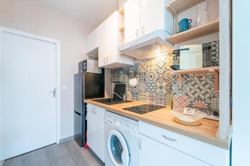 Il comprend une cuisine équipée d'un lave-linge et d'un sèche-linge. dans l'établissement Miroir en Lumière - Studio à 10min du 13e Paris, à Ivry-sur-Seine