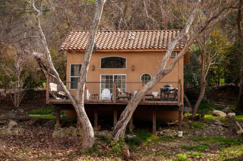 スリー・リバーズにあるSequoia River Front Cabinsの木の木の上の家