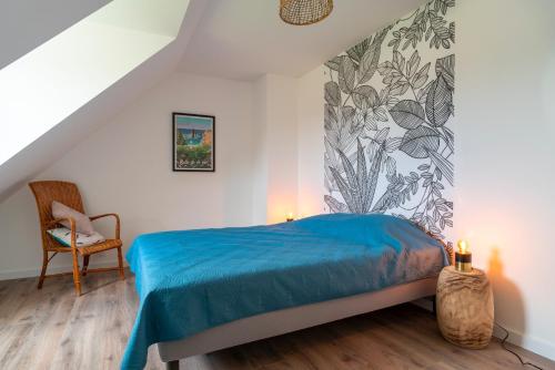 - une chambre avec un lit bleu et une chaise dans l'établissement Ty Penecam - Parking privé à 2km de la plage, au Palais