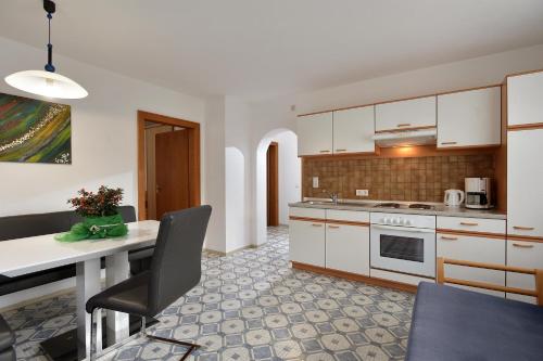Una cocina o zona de cocina en Appartementhaus Renate Unterer