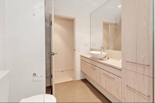 Ένα μπάνιο στο Lovely 1BR Apartment On Morphett with Pool & Wi-Fi