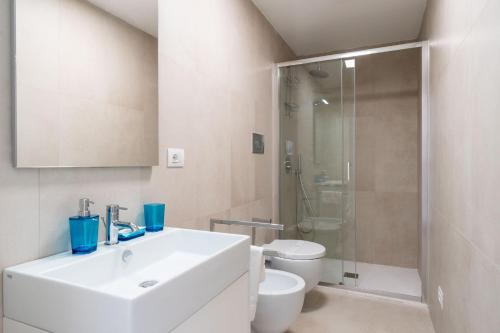 Koupelna v ubytování Lolita's Beachfront Loft by Wonderful Italy