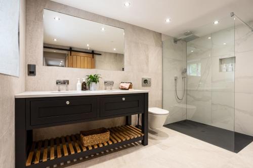 un bagno con lavandino e doccia di The Dog House with Hot Tub a Kirkby Lonsdale