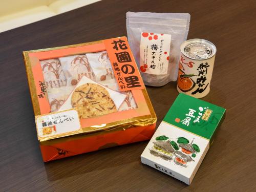 a box of food sitting on top of a table at はなぞの温泉 花圃の里 in Oshite
