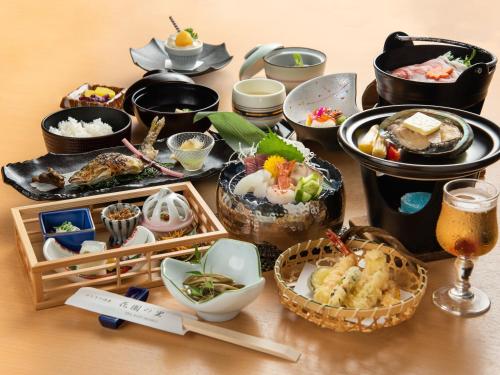 a table topped with different types of food at はなぞの温泉 花圃の里 in Oshite