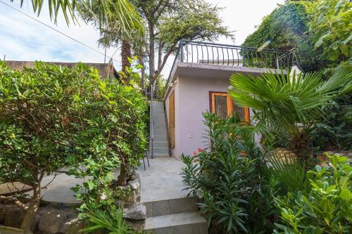 Nur 100 Meter zum Sandstrand mit mediterranem Garten