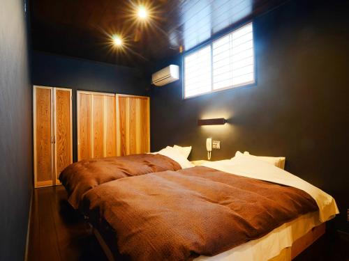 Una cama o camas en una habitación de 匠晴の宿 心庵