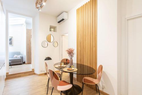 une salle à manger avec une table et des chaises dans l'établissement #51 1BDR Massena,central 5 min to the beach AC, à Nice