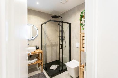 une salle de bain avec une douche en verre et des toilettes dans l'établissement #51 1BDR Massena,central 5 min to the beach AC, à Nice
