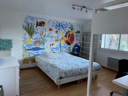 - une chambre avec un lit et un mur coloré dans l'établissement Amazing view ! Great house to gather with friends in Provence, à Gréasque